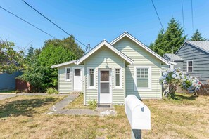 Exterior - #StayinMyDistrict Brussells Bungalow (North Bend)