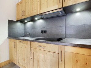 Fridge, microwave, dishwasher, cookware/dishes/utensils