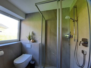 Een douche, een haardroger, handdoeken
