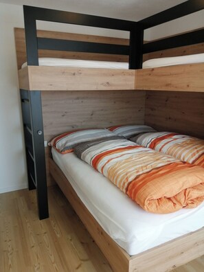 2 Schlafzimmer, Reisekinderbett, WLAN, BettwÀsche