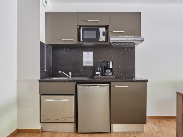 Fridge, dishwasher, cookware/dishes/utensils