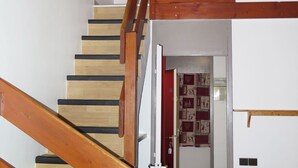 Un escalier avec des rampes en bois et un mur blanc.