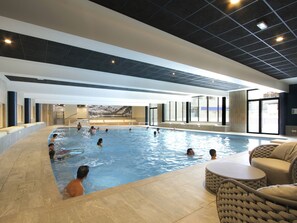 Een binnenzwembad en een verwarmd zwembad