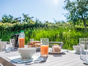 تناول الطعام بالخارج