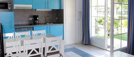 Fridge, microwave, dishwasher, cookware/dishes/utensils