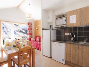 Fridge, dishwasher, cookware/dishes/utensils - Odalys Référence L'Ours Blanc by Interhome (Les Deux Alpes)