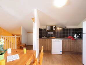 Frigorífic, rentaplats i utensilis de cuina, vaixella i coberteria
