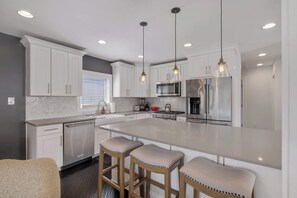 ثلاجة، ميكروويف، فرن، موقد طهي مسطح