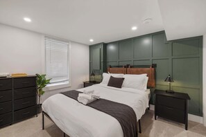 4 多间卧室、办公桌、熨斗/熨衣板、旅行婴儿床