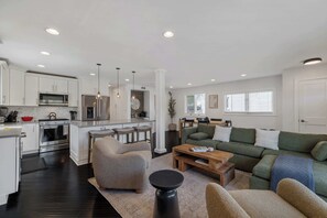 Een televisie, een kantoor en een computerscherm