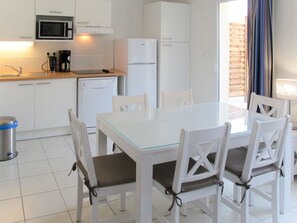 Fridge, microwave, dishwasher, cookware/dishes/utensils