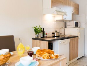 Fridge, microwave, dishwasher, cookware/dishes/utensils