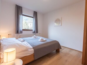 3 bedrooms, desk, Internet