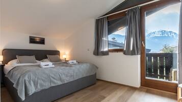 4 bedrooms, desk, WiFi