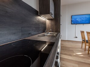 Frigorífico, microondas, horno y lavavajillas