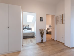 4 bedrooms, desk, WiFi