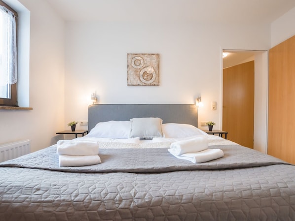 1 bedroom, desk, WiFi