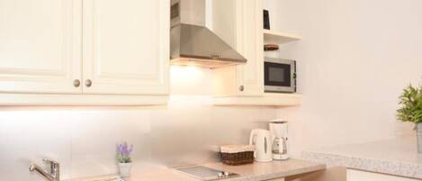 Réfrigérateur, micro-ondes, grille-pain