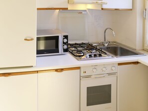 Fridge, microwave, oven, dishwasher - Bellavista by Interhome (Bardolino)