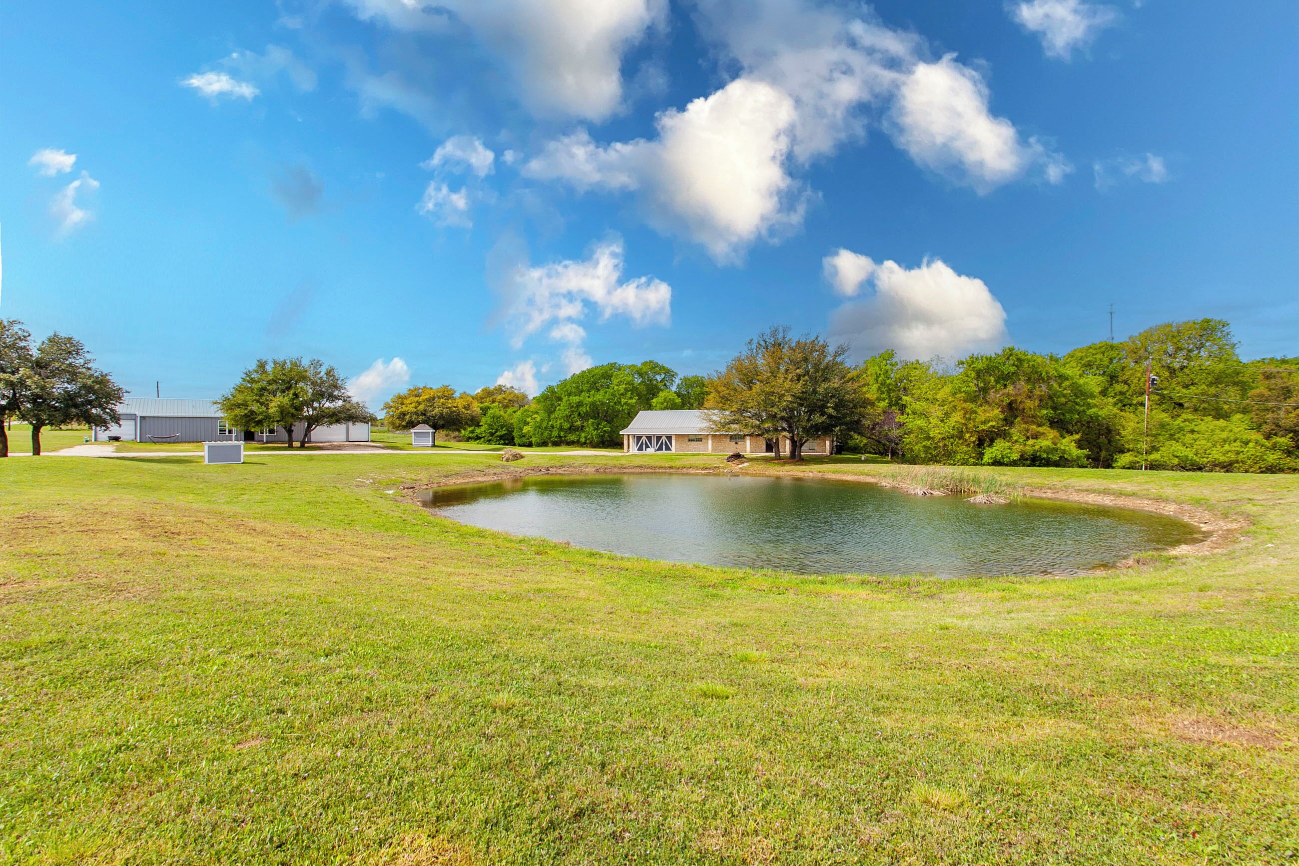 Charming barn with 2 bedrooms and WiFi, AC in Salado