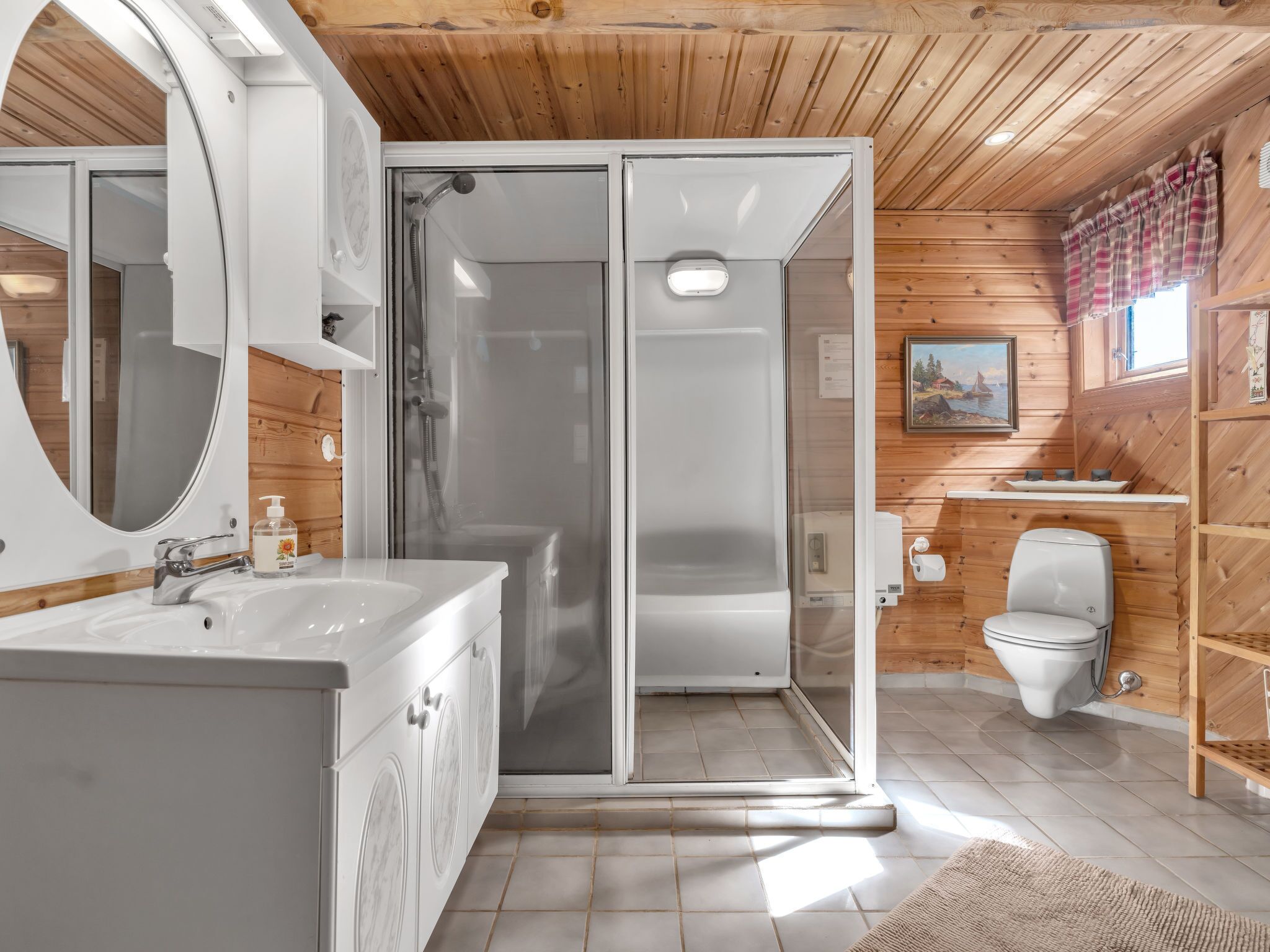 Une salle de bain moderne avec une douche à parois de verre, un lavabo blanc et des toilettes.