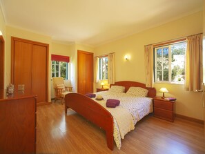 3 bedrooms, desk, WiFi