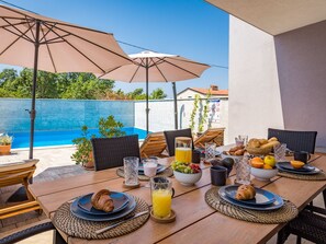 تناول الطعام بالخارج