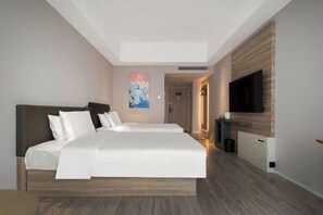 A modern hotel room with a large bed, a flat-screen TV, and a minimalist design. - HanTing Hotel (Xiamen Airport Wuyuan Bay) (Xiamen)