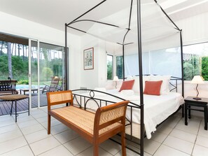 4 bedrooms, iron/ironing board, WiFi, bed sheets