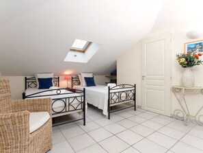 4 bedrooms, iron/ironing board, WiFi, bed sheets