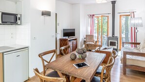 Ein gemütlicher Wohnraum mit Küche, Essbereich und Kamin.