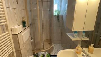 Dusche, Handtücher, Seife, Toilettenpapier