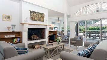 Fernseher, Kamin, DVD-Player