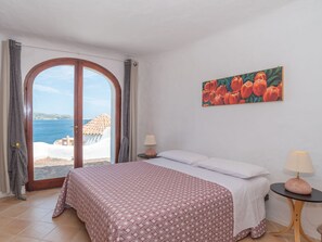 5 bedrooms, iron/ironing board