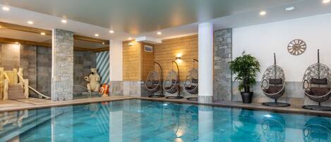 Una piscina techada, una piscina climatizada