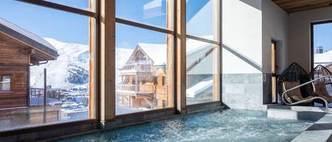 Una piscina techada, una piscina climatizada