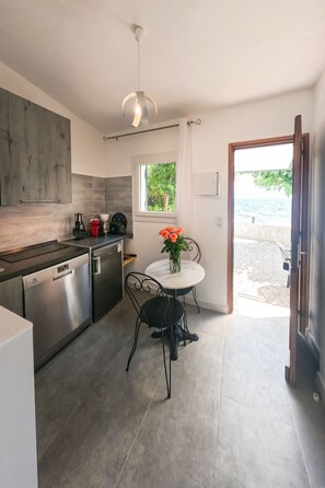 Kjøleskap, mikrobølgeovn, oppvaskmaskin og kjøkkenutstyr