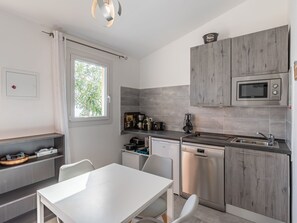 Kühlschrank, Mikrowelle, Geschirrspüler, Toaster