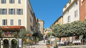 A street with buildings, a café, and outdoor seating. - Domaine de Fayence M24 by Interhome (Fayence)
