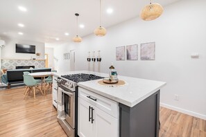 Fridge, microwave, oven, stovetop - Charming Pet Friendly 3-BR Home in Downtown Riverside, Perfect for Monthly Stays (Riverside)