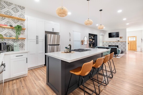 Fridge, microwave, oven, stovetop - Charming Pet Friendly 3-BR Home in Downtown Riverside, Perfect for Monthly Stays (Riverside)