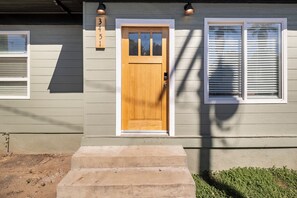Exterior detail - Charming Pet Friendly 3-BR Home in Downtown Riverside, Perfect for Monthly Stays (Riverside)