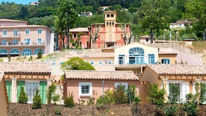 Een woonwijk met huizen in mediterrane stijl, herkenbaar aan terracotta daken en stucgevels.