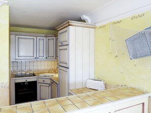 Fridge, dishwasher, cookware/dishes/utensils