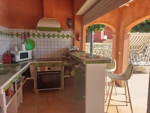 Een koelkast, een microgolfoven, een oven, een broodrooster