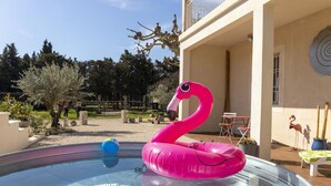 A swimming pool with inflatable flamingos and a polka-dotted ring float. - Mas de la Gourmette by Interhome (Châteaurenard)