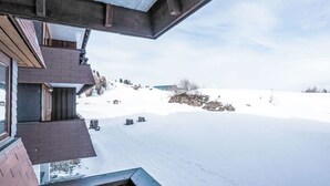 A snowy landscape with a building in the foreground and a clear sky. - Dixence 109 by Interhome (Thyon-Les Collons)
