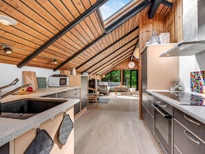 Kjøleskap, mikrobølgeovn, ovn og oppvaskmaskin