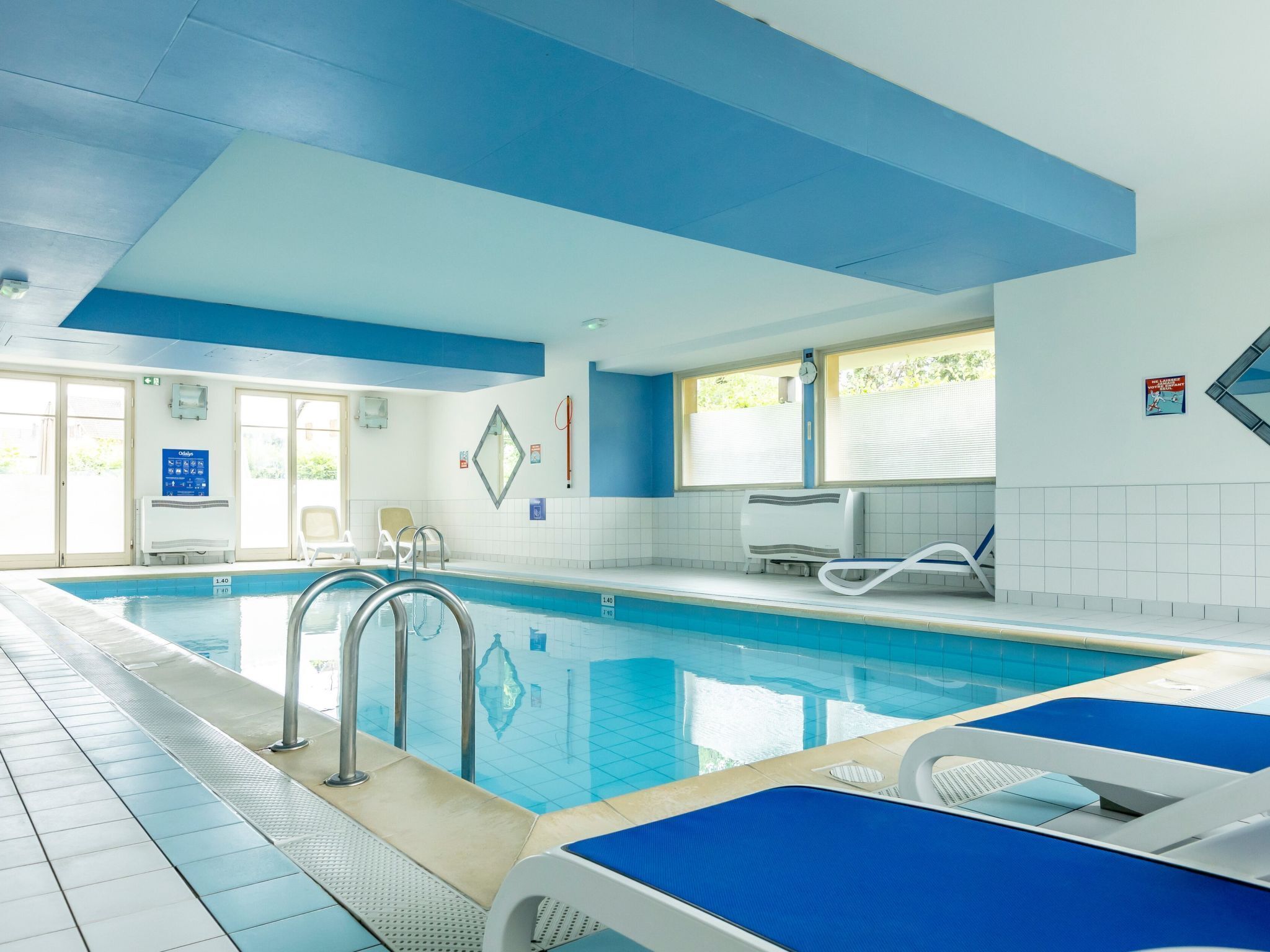 Een binnenzwembad, een verwarmd zwembad