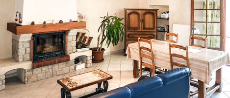 TV, fireplace